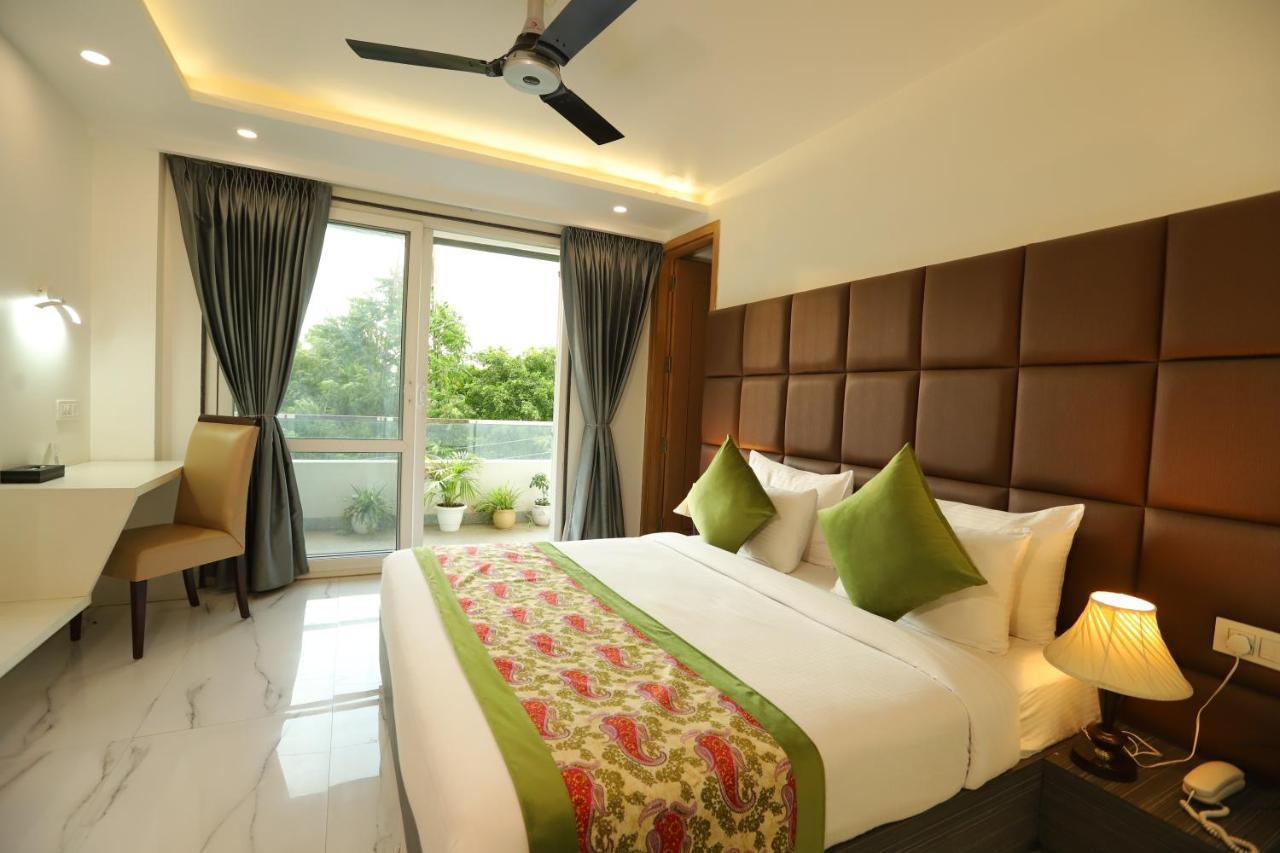 Hotel Keshav Residency Near Medanta Pure Veg คูร์เคาน์ ภายนอก รูปภาพ